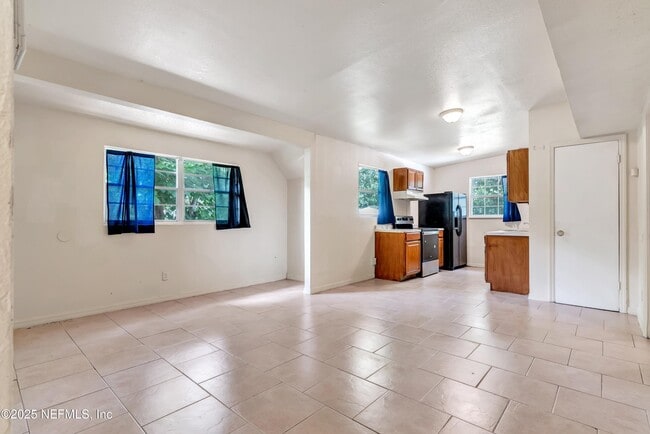Building Photo - 4407 Melvin Cir E