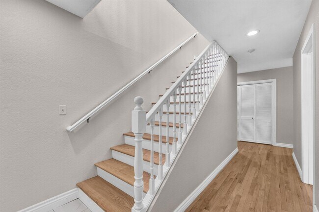 Foto del edificio - Stunning Remodeled Townhome in Prime Locat...