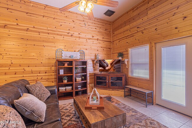 Building Photo - 1042 S Hunter Creek Dr