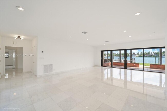 Foto del edificio - 1570 Bay Dr