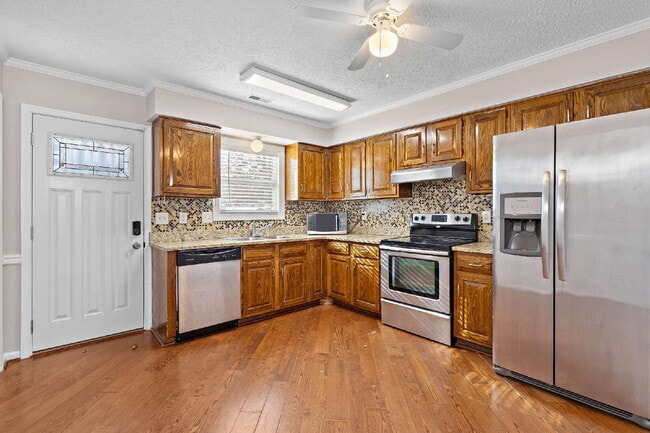 Building Photo - Victoria Station Townhouse