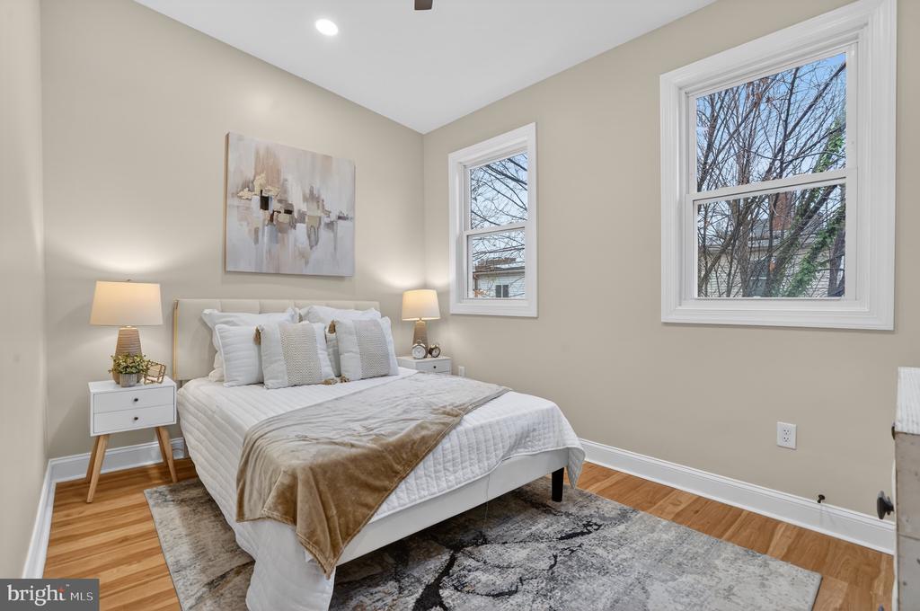 Foto principal - 212 36th St NE