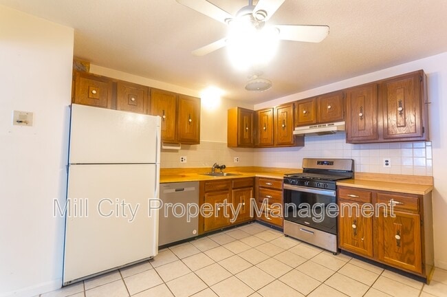 Building Photo - 23 Country Club Dr