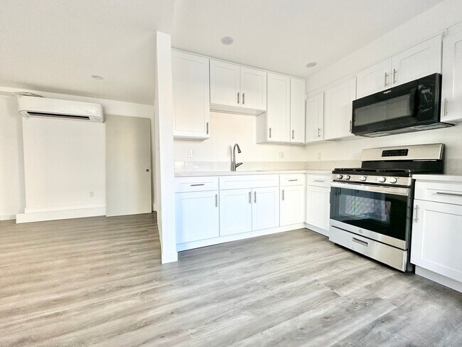 Building Photo - 1400 S Bronson Ave