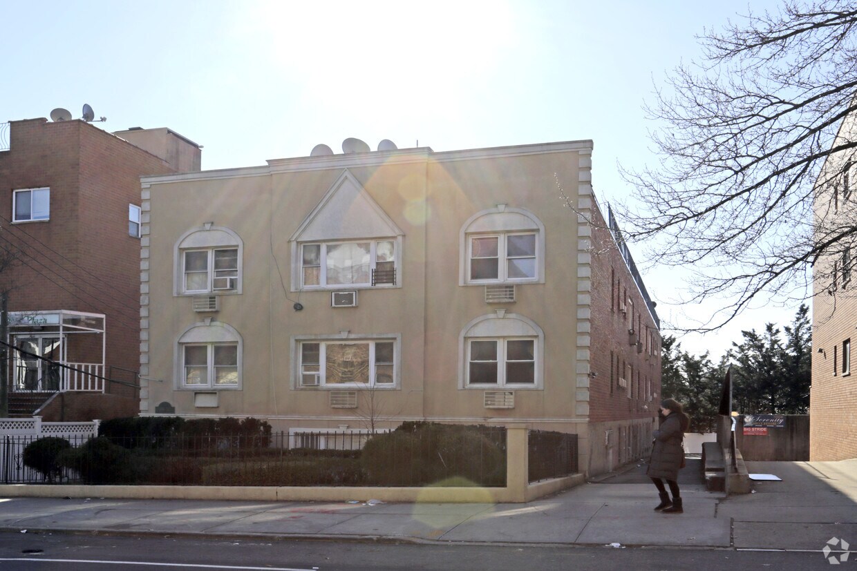 Primary Photo - 119-50 Metropolitan Ave