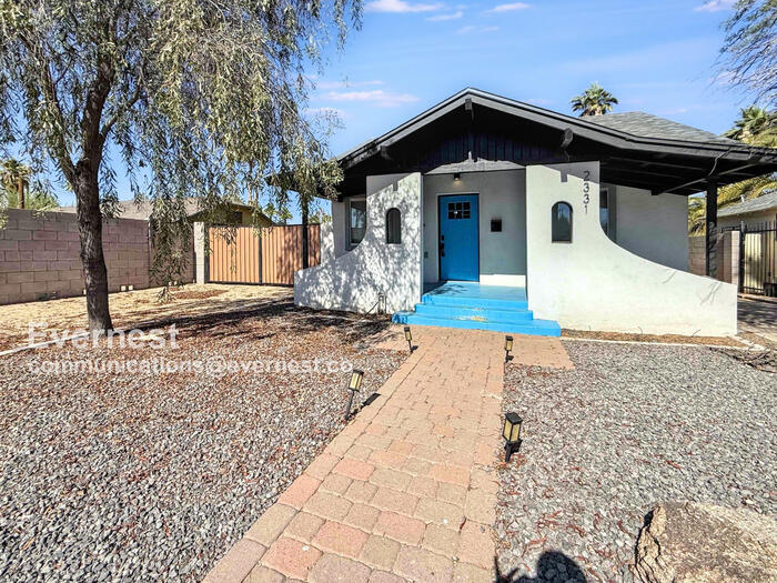 Primary Photo - 2331 N Richland St