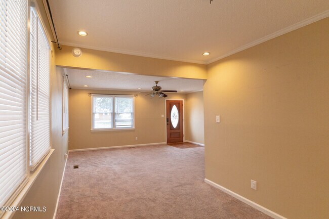 Foto del edificio - 725 Vernon Dr