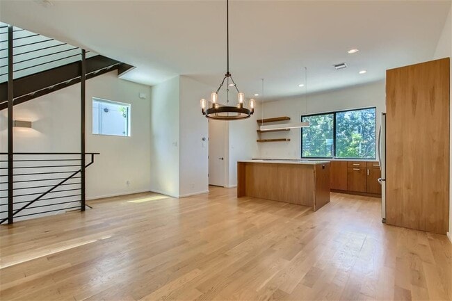 Building Photo - 707 Cardinal Ln