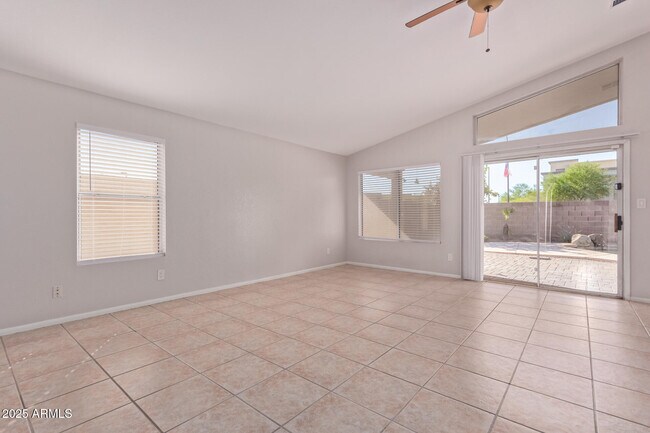 Building Photo - 208 E Devon Dr