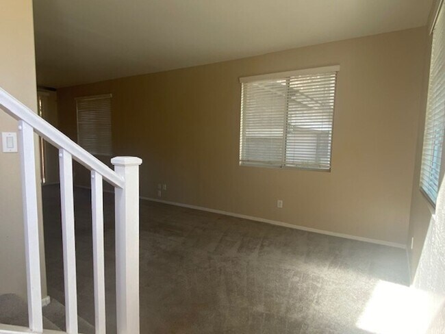 Foto del edificio - UPGRADE TO THIS GILBERT TWO STORY 4 BEDROOM HOME WITH A 2 CAR GARAGE AND SMALL YARD.