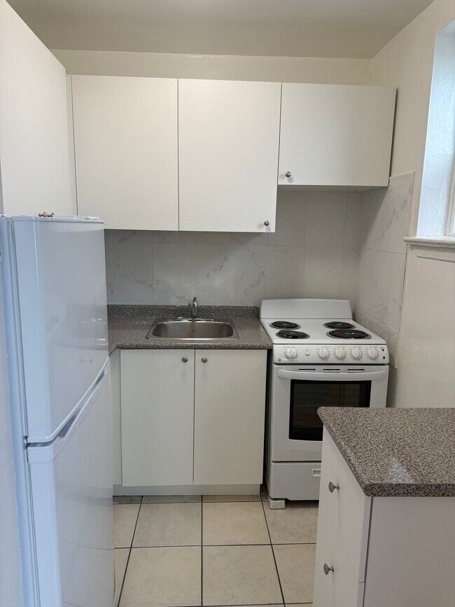 Photo du bâtiment - Charming 1 Bedroom Apartment for Rent