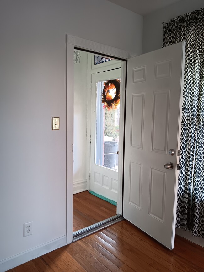 Entrance Door & to Apartment - 1225 W Walnut St