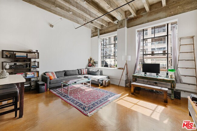 Foto del edificio - 312 W 5th St