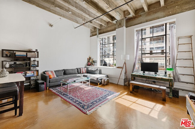 Building Photo - 312 W 5th St