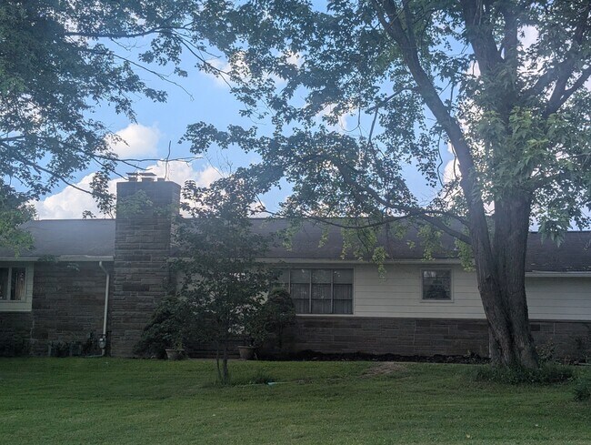 Building Photo - 225 E Mennonite Rd