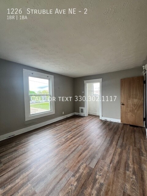 Foto del edificio - One bedroom upper level apartment for rent...
