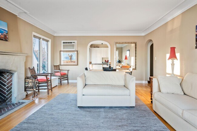 Foto del edificio - 4344 W Lake Harriet Pkwy