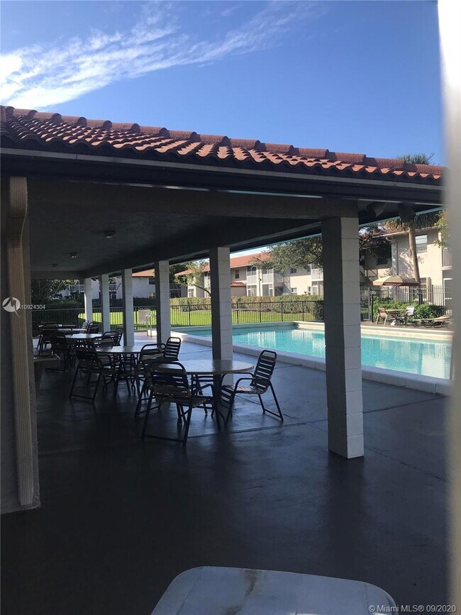 Foto del edificio - 8750 Royal Palm Blvd