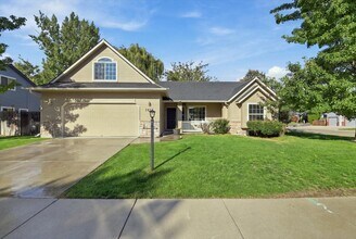 Building Photo - 2831 N Sweetwood Ave