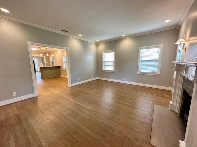 Foto del edificio - Remodeled 4 bed 3 bath M-Streets home in t...