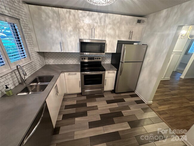 Building Photo - 2800 Heathstead Place