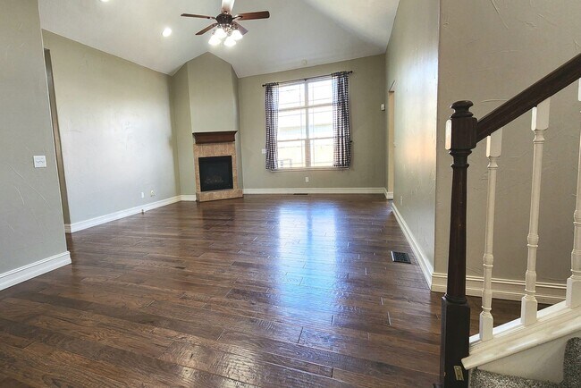 Foto del edificio - -NIXA- 5 bed 3 bath Home | TWO Large Maste...