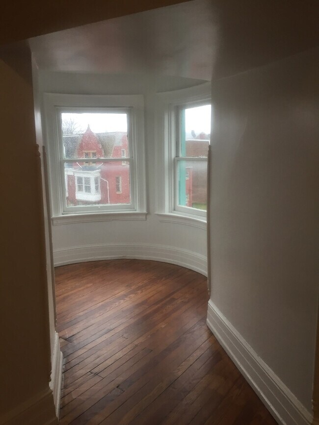 Building Photo - Available Now! 3 Bedroom Apartment in York...