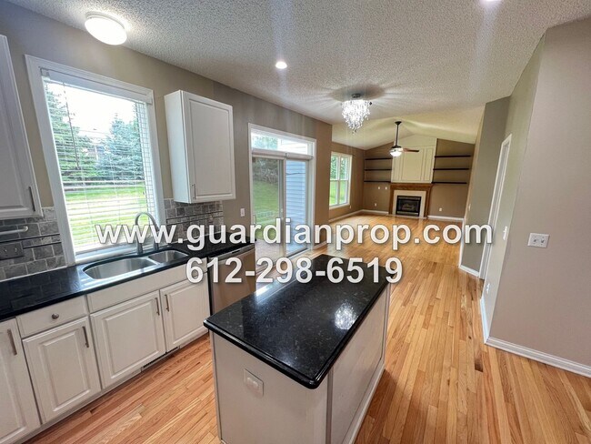 Foto del edificio - Woodbury House Available July 1, Gleaming Hardwood Floors, Fireplace, Lower Family Room, Fenced Yard