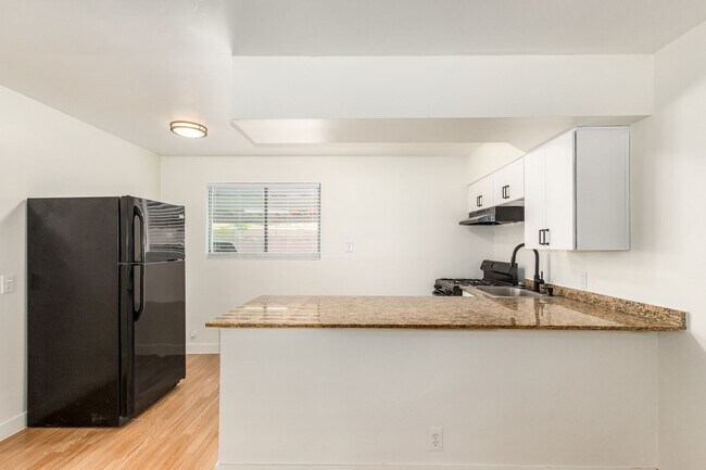 Foto del edificio - 2 Bed | 1 Bath - Updated Ground Floor Unit