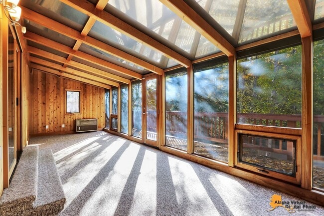 Foto del edificio - Eagle River Home w/ Fenced Yard, Sunroom, and Garage!