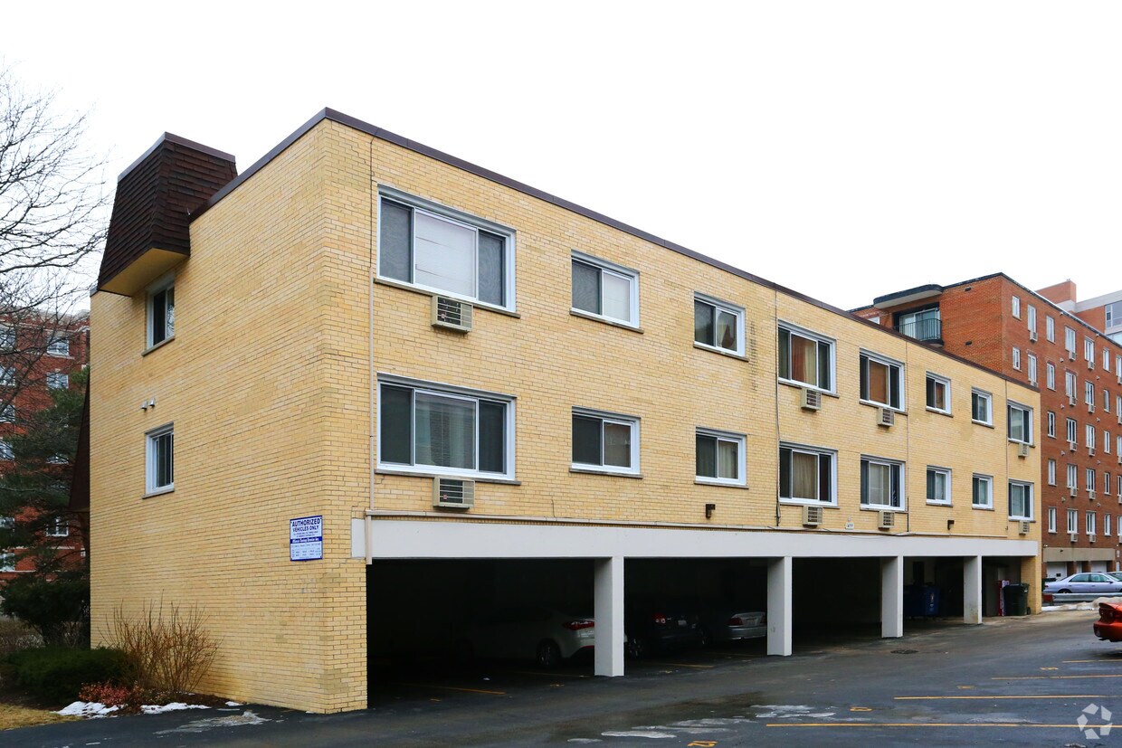 Building Photo - 677 S River Rd