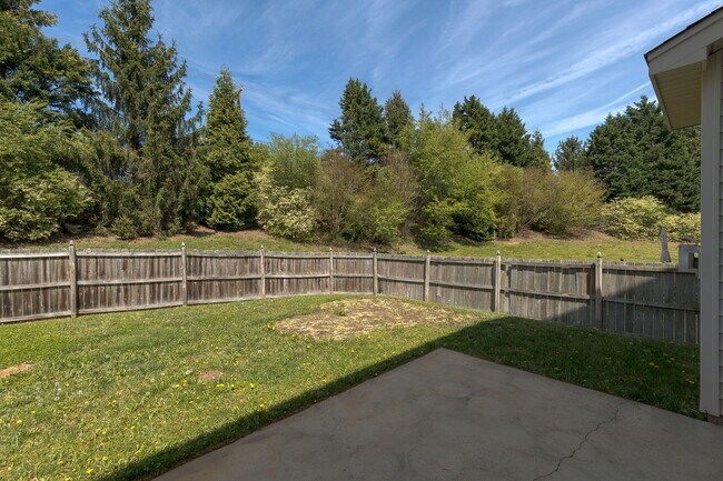 Foto del edificio - Spacious beautiful 4 bedroom 2.5 bath home...