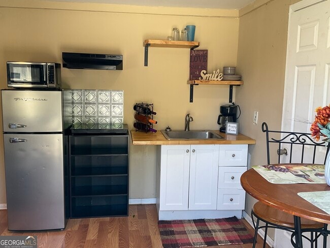 Foto del edificio - 6052 Pine St