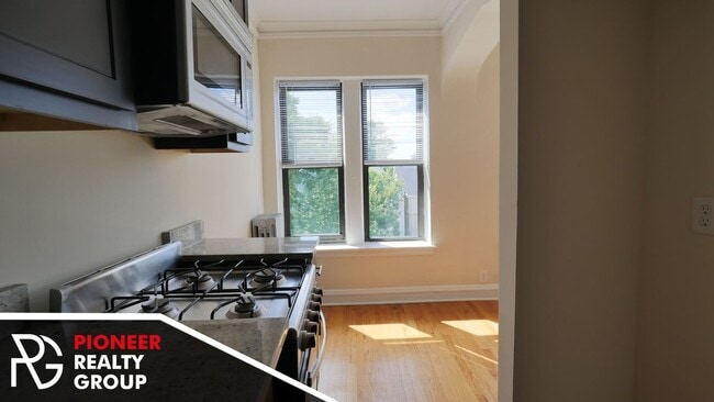 Building Photo - 4614 N Paulina St