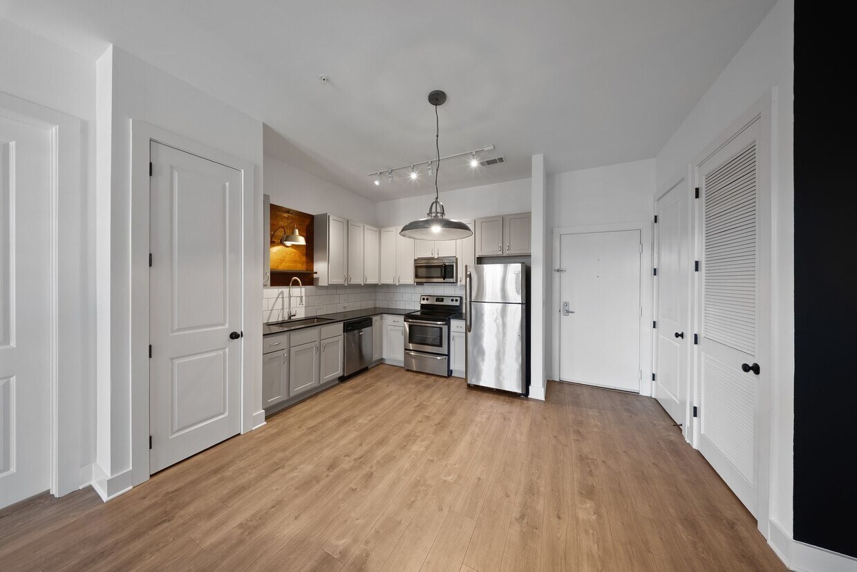 Foto principal - 2 Bedroom Condo Near LSU in a gated community