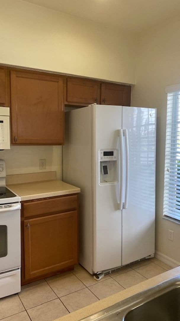 Foto del edificio - Gorgeous Light & Bright 3 Bedroom 2.5 Bath Townhome Corner Unit!!