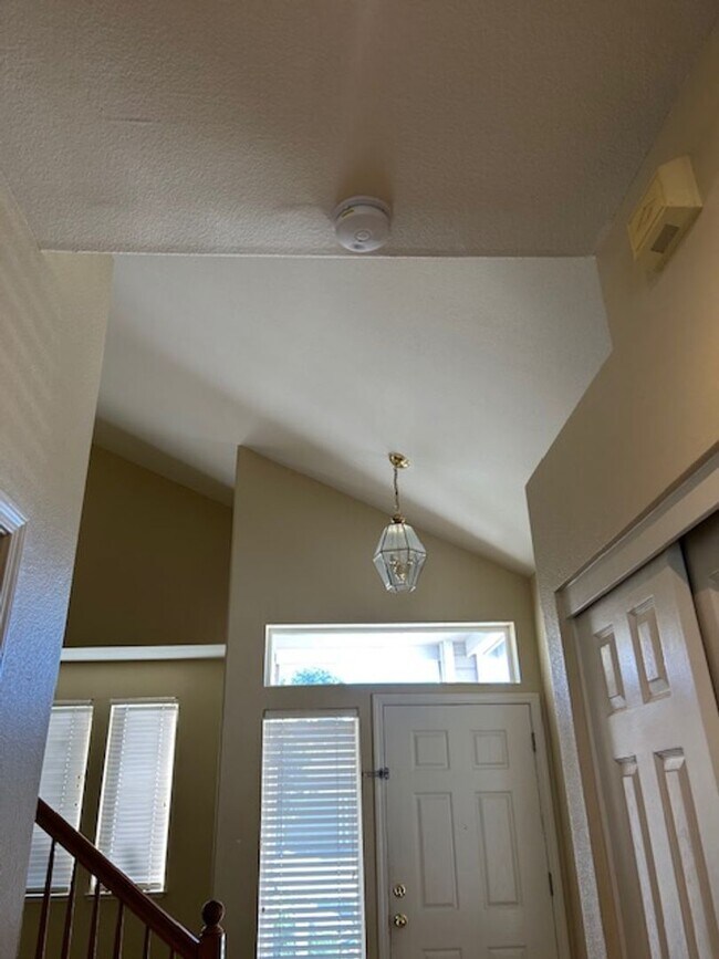 Foto del edificio - Spacious 4 bedroom, 2.5 Bathroom Available...