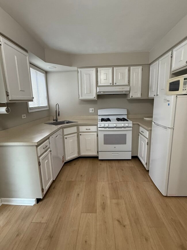 Building Photo - 8332 Oak Leaf Dr