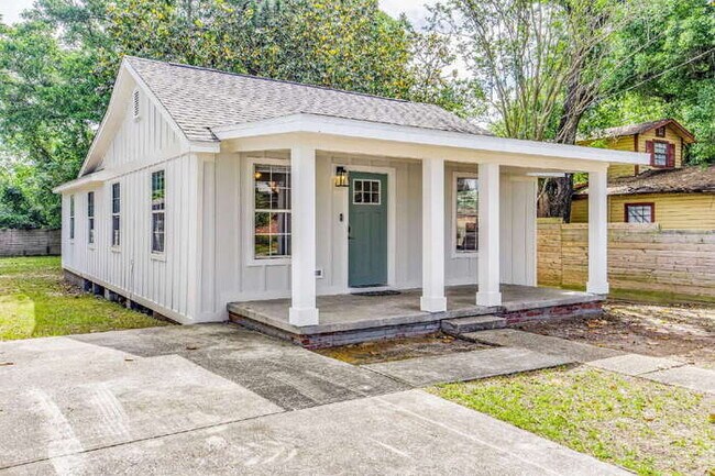 Foto del edificio - Charming 3-Bedroom, 2-Bath Home Near Downtown Pensacola
