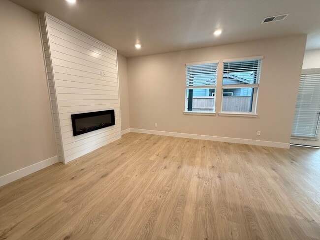 Foto del edificio - Brand New Stunning 5 Bed/3 Bath Home - Steven's Ranch