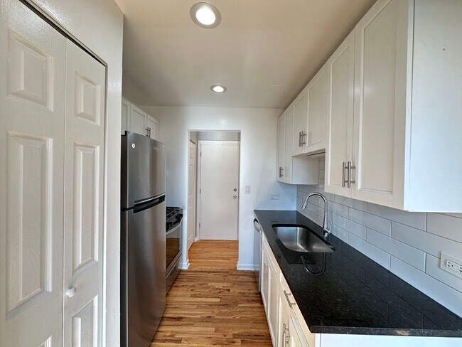 Building Photo - 6954 N Sheridan Rd