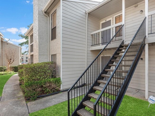 Building Photo - 17401 Red Oak Dr