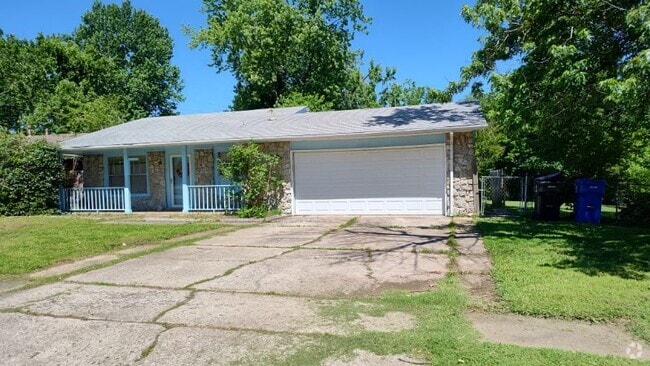 Building Photo - 1100 S. Maple Pl.