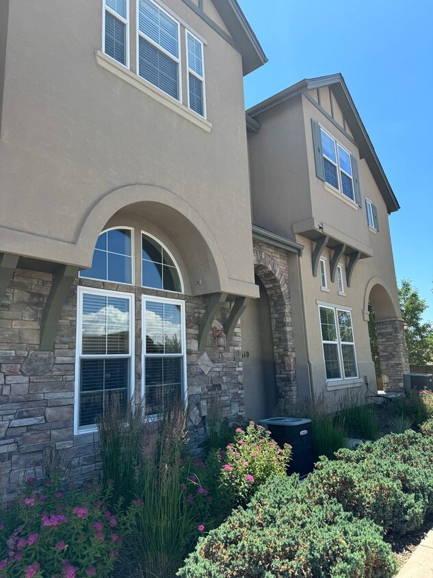 Primary Photo - Pine Creek 3bdrm Townhouse D20 Great Locat...