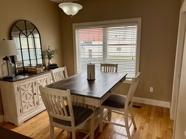 Foto del edificio - 2 Bedroom/2.5 Bath Townhome located in a Gated Community with a Water Front View! Available on 8/...