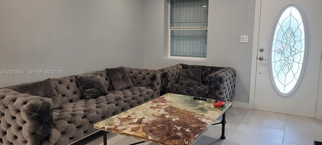 Foto del edificio - 701 NE 14th St