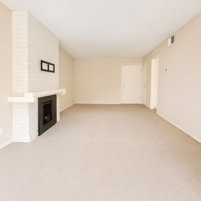 Foto del edificio - For Rent: 1 Bed / 1 Bath Condo in Lakeside...