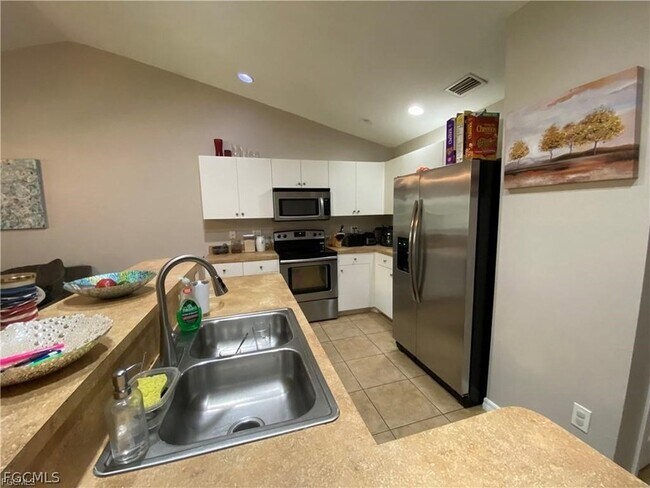 Foto del edificio - 4317 SW Santa Barbara Pl