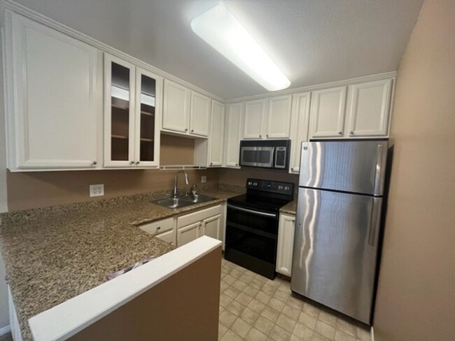 Building Photo - Cozy 1bed 1 bath with in-unit Washer and D...