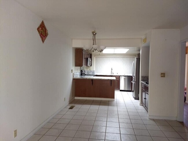Building Photo - 102 CHERRY HILL CT